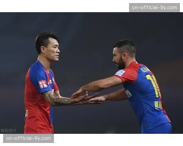 镜头语言：特鲁瓦老将队长在队友失位后疯狂补位，完成一次关键门线解围